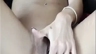 Горячая сучка мастурбирует бритую пизду PerkyDiana