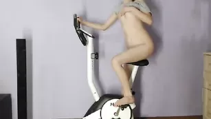 Сексуальная bagirasweetie мастурбирует бритую киску