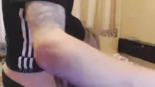 Худая сучка классно сосет хер DiaWoman