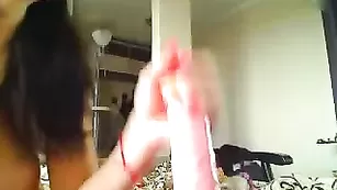 Черноволосая шмара отсасывает дилдо AlanaBi