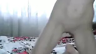 Русская V_I_K_A трахает очко пальцами