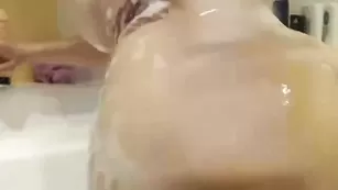 Татуированная секс бомба JL_Lady трахает попку в ванной