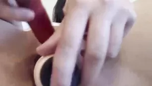 Строптивая JL_Lady трахает киску фаллосом