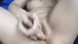 Горячая штучка JuliaMatthew трахает пизду