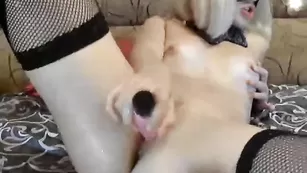 Русская шлендра sofi4love трахает писечку