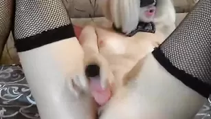 Русская шлендра sofi4love трахает писечку