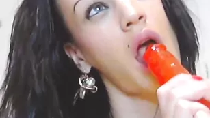 Русская нимфа AnaRich отсасывает страпон