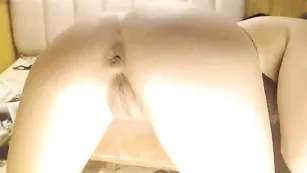 Русская малышка MissFerrari мастурбирует попку