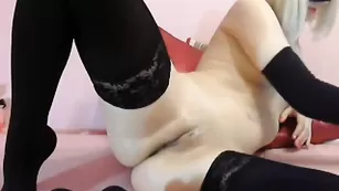 Белокурая sofi4love теребит половые губки