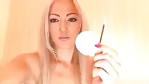 Озабоченная MalinaMix играет с мокрой киской