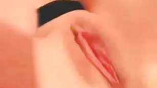 Озабоченная MalinaMix играет с мокрой киской