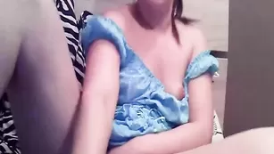 Горячая шлюшка DreamComeTrue трахает письку пальцами