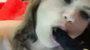 Загорелая соска CrystalXO играет с черным дилдо