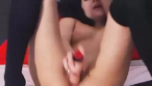 Жгучая малышка mayaxxx мастурбирует писечку