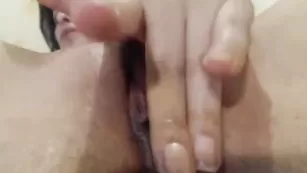 Голая JL_Lady мастурбирует мокрую киску пальцами