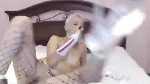 Строптивая xamandax трахает обе дырочки