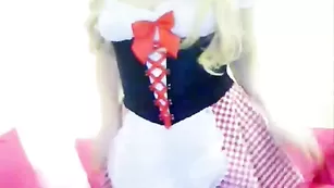 Грудастая телочка в униформе arielle1 эротично позирует