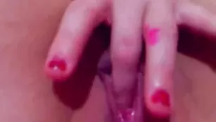 Изумительная SecrettBela трахает киску секс игрушкой