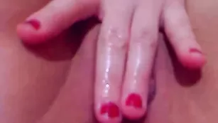 Изумительная SecrettBela трахает киску секс игрушкой