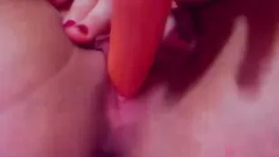 Изумительная SecrettBela трахает киску секс игрушкой