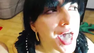 Пошлая брюнетка XtremAnal получила сперму в рот