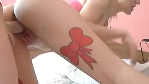 Татуированная стерва трахается с подружкой angeliqueanne