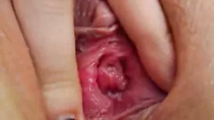 Красотка JuliaCherry теребит свою мокрую бритую писю