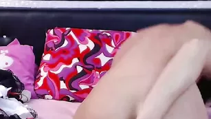 Крошка MysteriousMia ласкает анал рукой