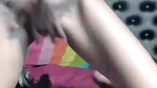 Крошка HollyCool ласкает писю пальцами