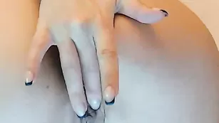 Жопастая куртизанка CrystalXO ласкает дырочки пальчиками