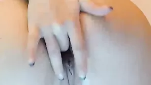 Жопастая куртизанка CrystalXO ласкает дырочки пальчиками