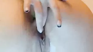 Жопастая куртизанка CrystalXO ласкает дырочки пальчиками