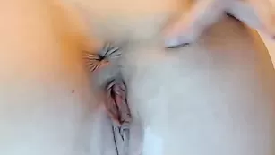 Жопастая куртизанка CrystalXO ласкает дырочки пальчиками