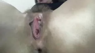 Горячая штучка трахает вагину самотыком hotgirl4u