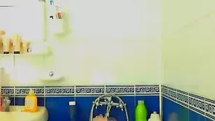 Сучка brunettte развлекается с морковкой