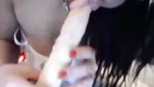 Брюнетка WildMariaSexy ласкает пизденку