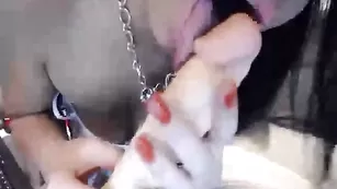 Брюнетка WildMariaSexy ласкает пизденку