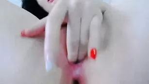 Черноволосая шалава трахает пизду пальчиками VipMashinka