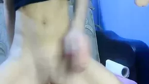 Сладкая малышка sweetandrutza трахает киску