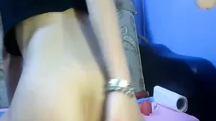 Сладкая малышка sweetandrutza трахает киску