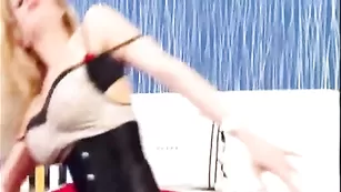 CarrieGold Роскошная малышка чувственно дразнит вебку