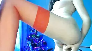 Леди в чулках Playboy0000 трахает пизду фаллосом