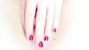 Надрачиваю киску фаллоимитатором крупным планом