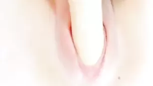 Надрачиваю киску фаллоимитатором крупным планом