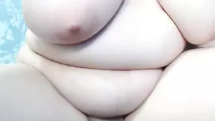 NaughtyLinda ублажает свои горячие гениталии игрушками