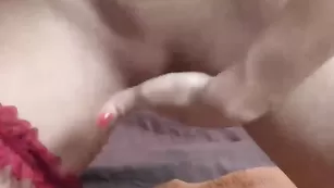 AliceSleek Дерзкая красотка энергично трахает себя пальчиками