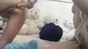 Развратные суки Nastysha долбят обе дырочки