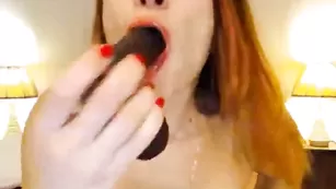 Рыжая россиянка LediDi трахает щелки пальчиками