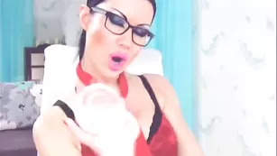 Строгая брюнетка DonnaKarina отсасывает страпон