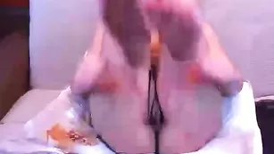 Anna_bird Возбудилась облизывая самотык и охотно запихала игрушку в нежную киску